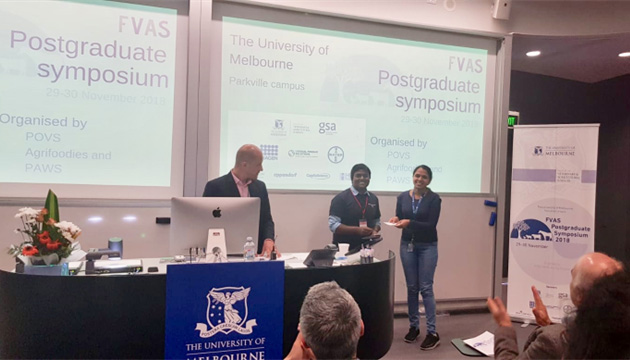 Dr Sajitha Biju accepting the award for best oral presentation. 